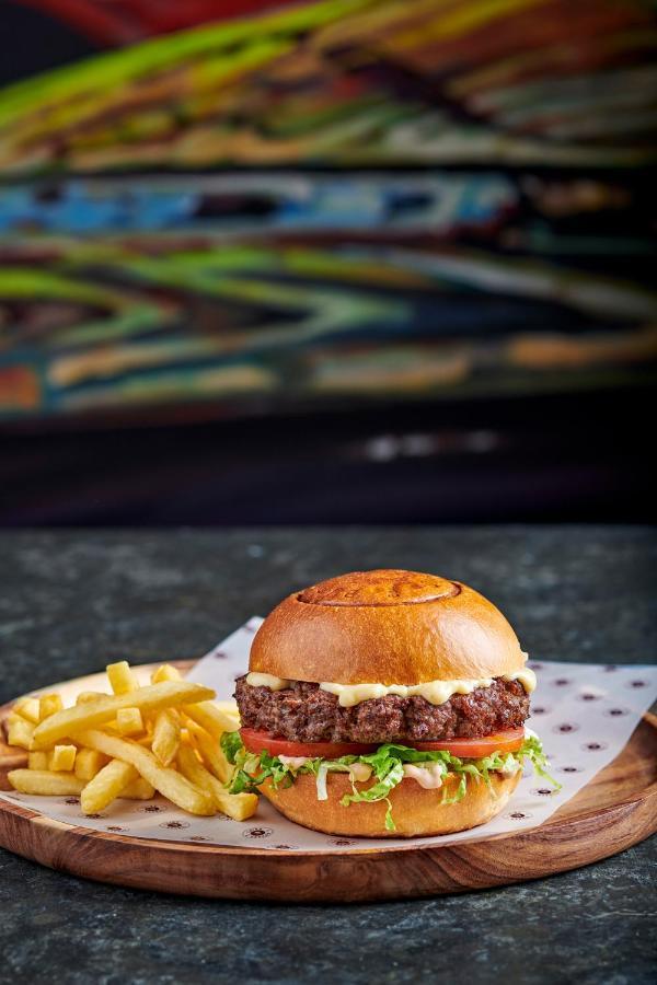 Four Seasons Cairo At The First Residence Giza Exterior foto A burger from the restaurant
