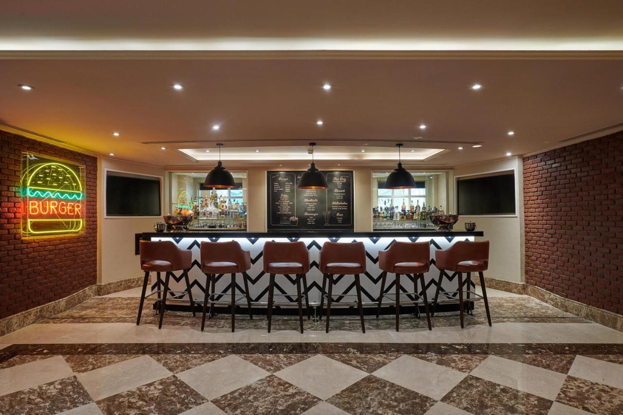 Four Seasons Cairo At The First Residence Giza Exterior foto The bar at the Burger Bar