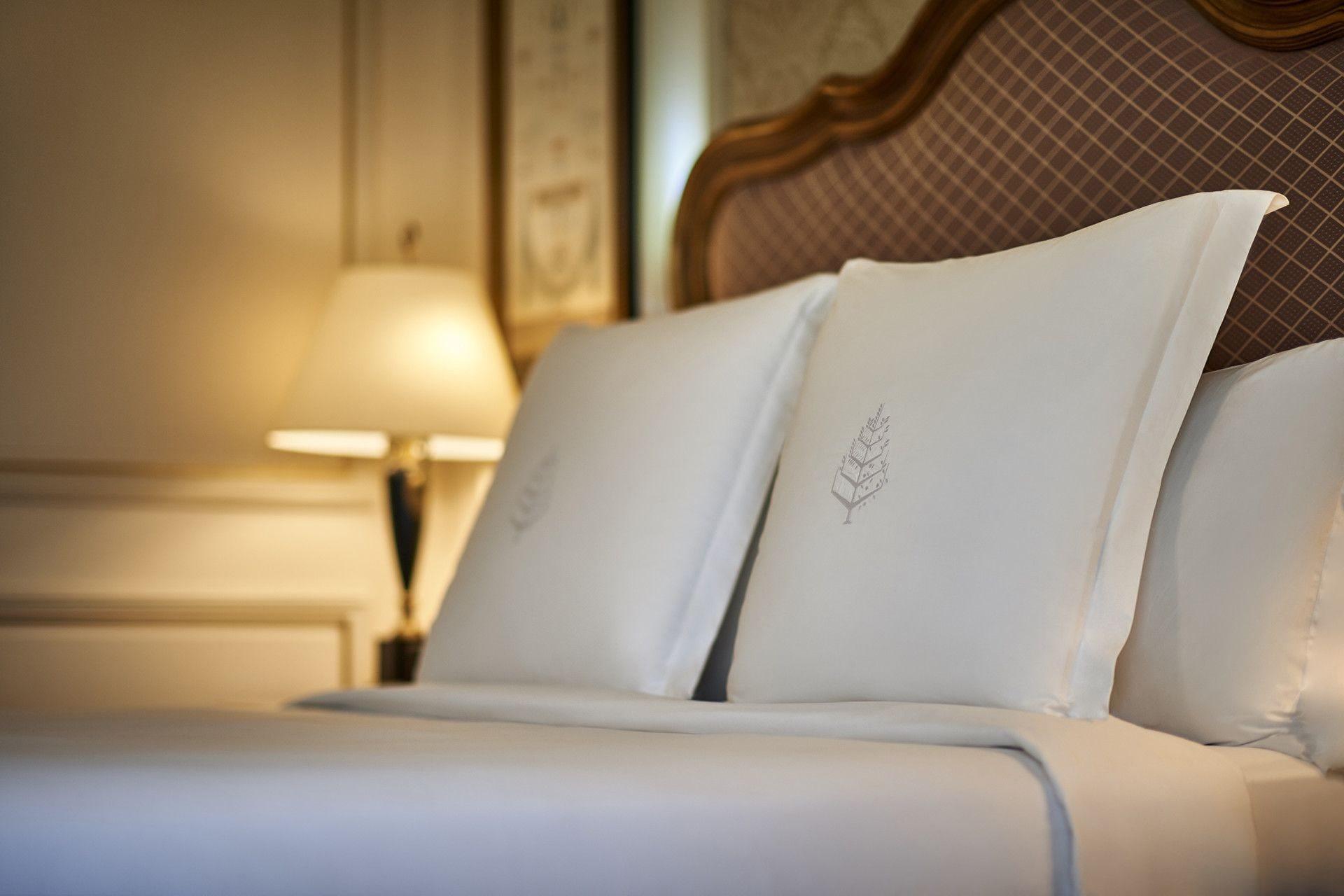Four Seasons Cairo At The First Residence Giza Exterior foto Pillows on a bed