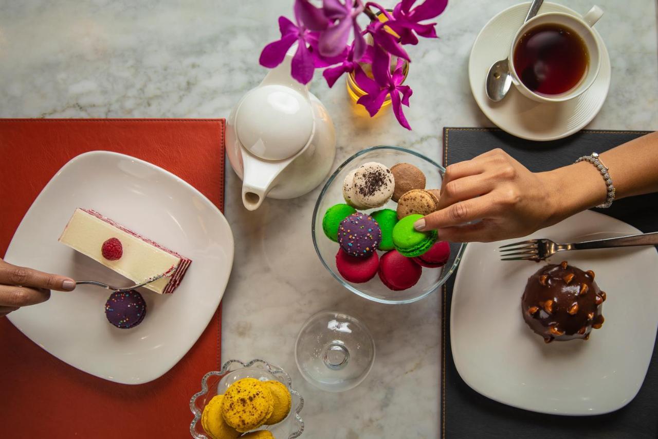Four Seasons Cairo At The First Residence Giza Exterior foto A selection of desserts